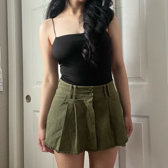 Olive green pleated skirt - Picture 6 of 6